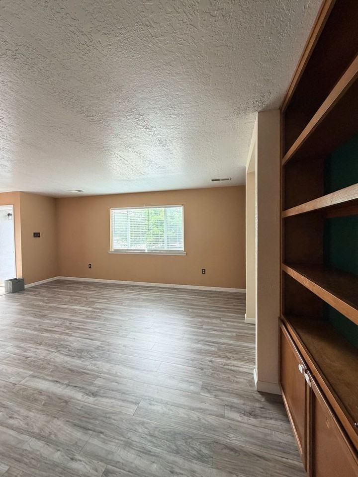 304 Heiland Rd - Photo 7 of 31