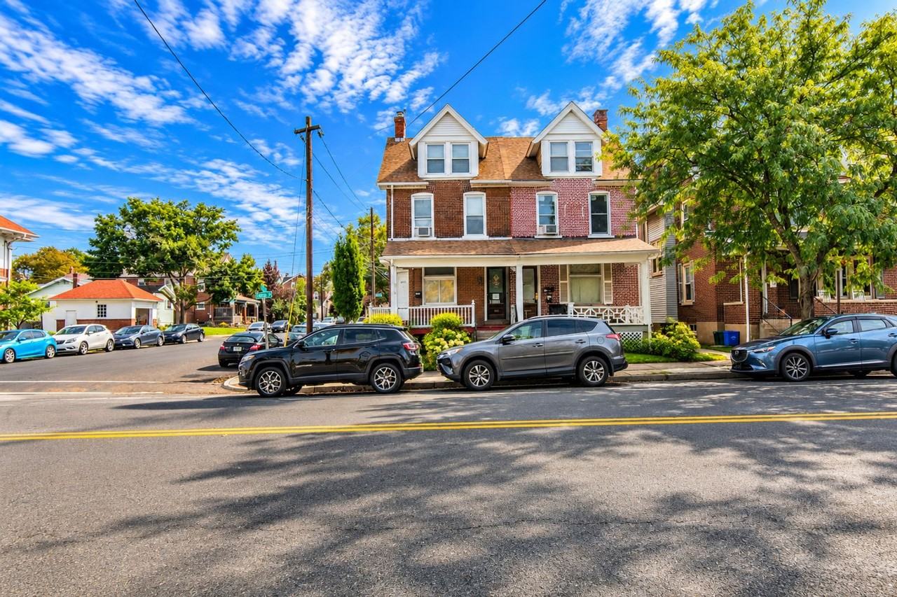 1038 Linden St - Photo 2 of 26