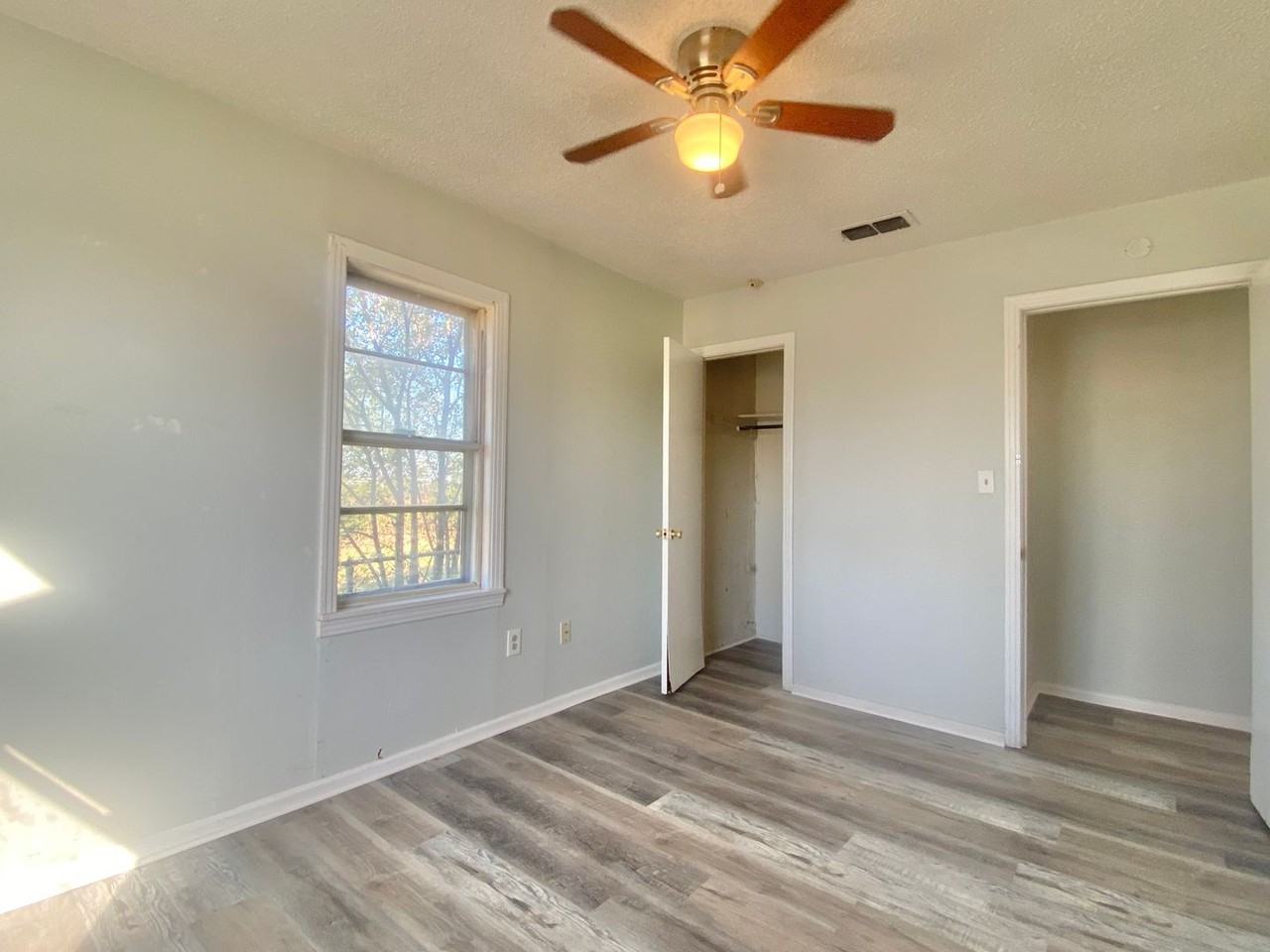 1307 E 15th St - Photo 5 of 12