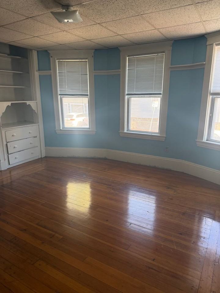61 Easton St - Photo 3 of 11