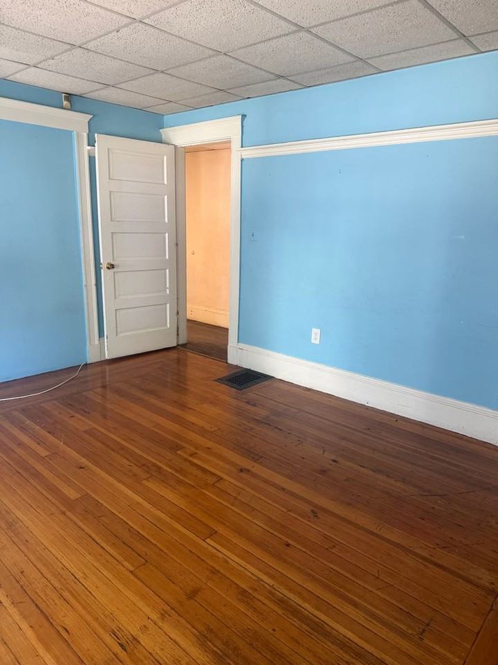 61 Easton St - Photo 5 of 11