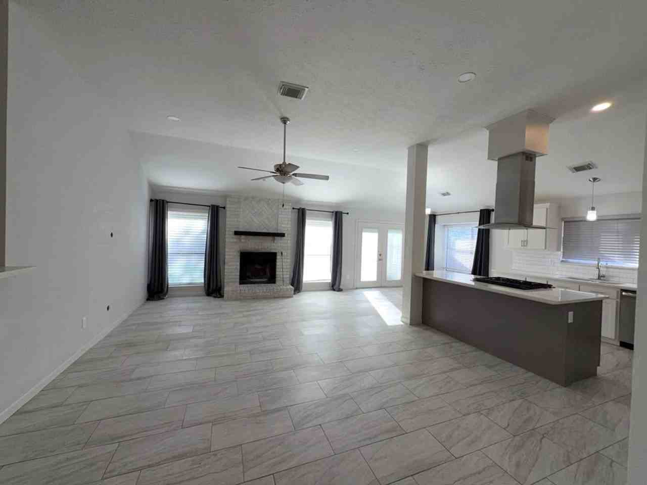 218 Bedford Ln - Photo 6 of 31