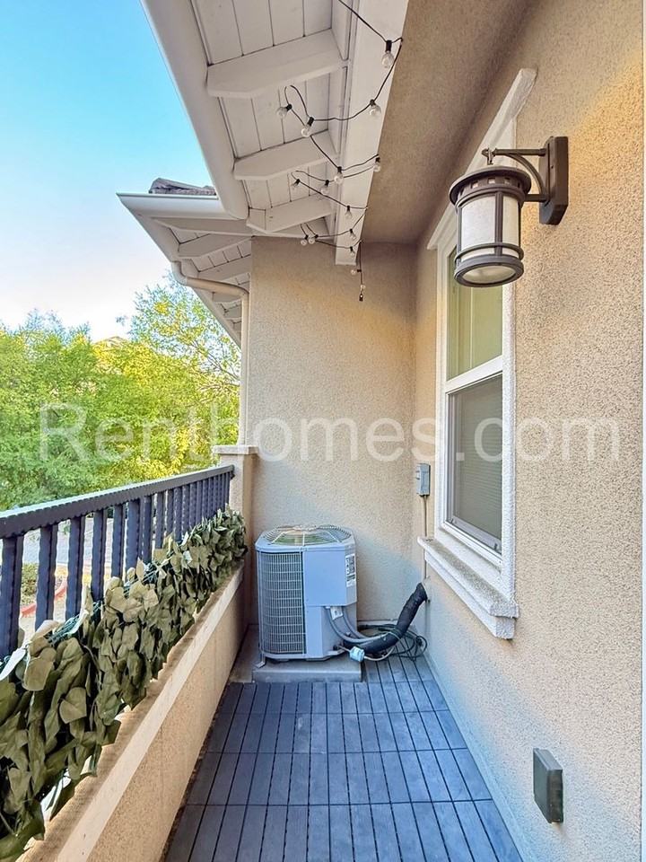 2113 Cosmo Way - Photo 4 of 33