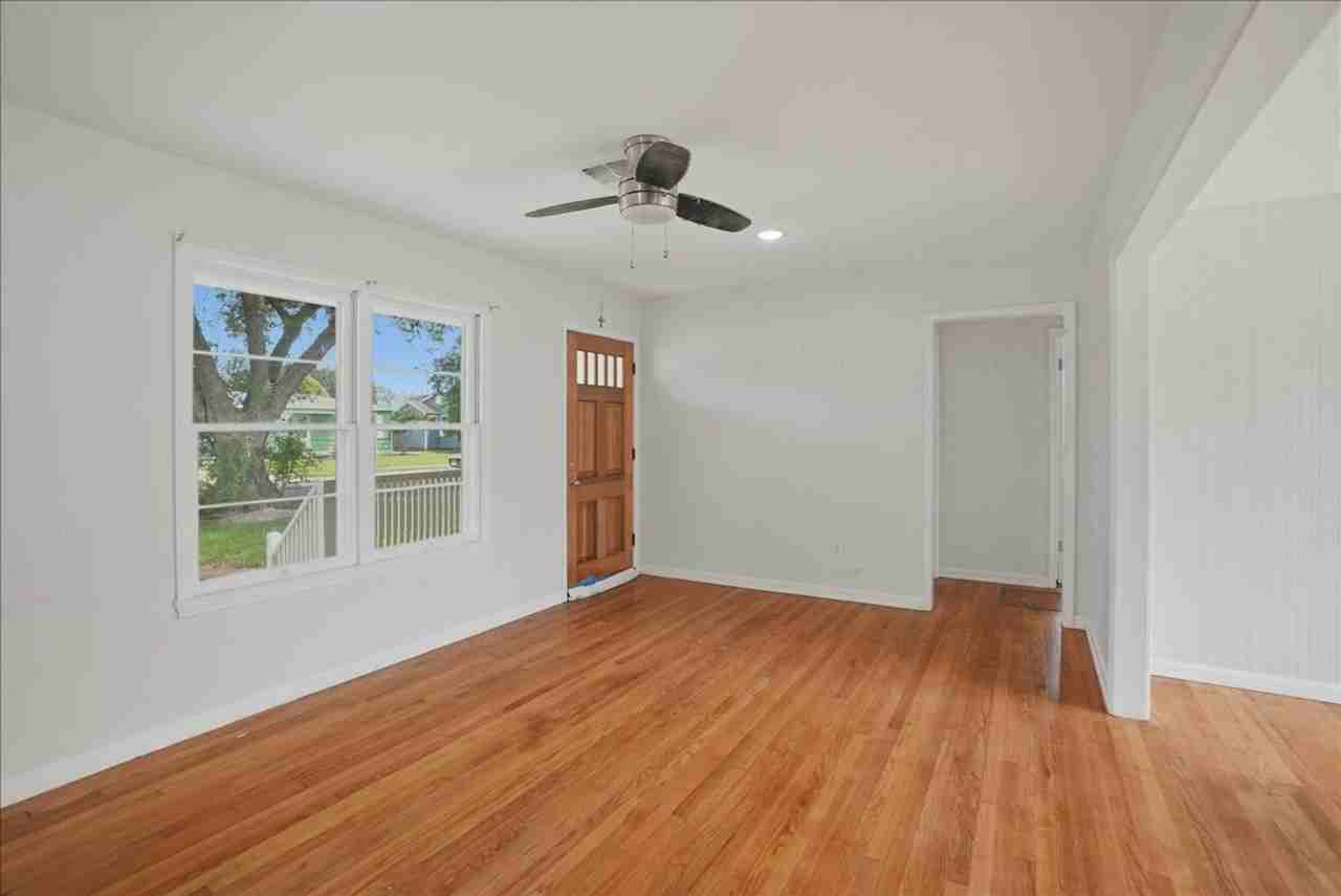 1049 Deforrest St - Photo 3 of 19