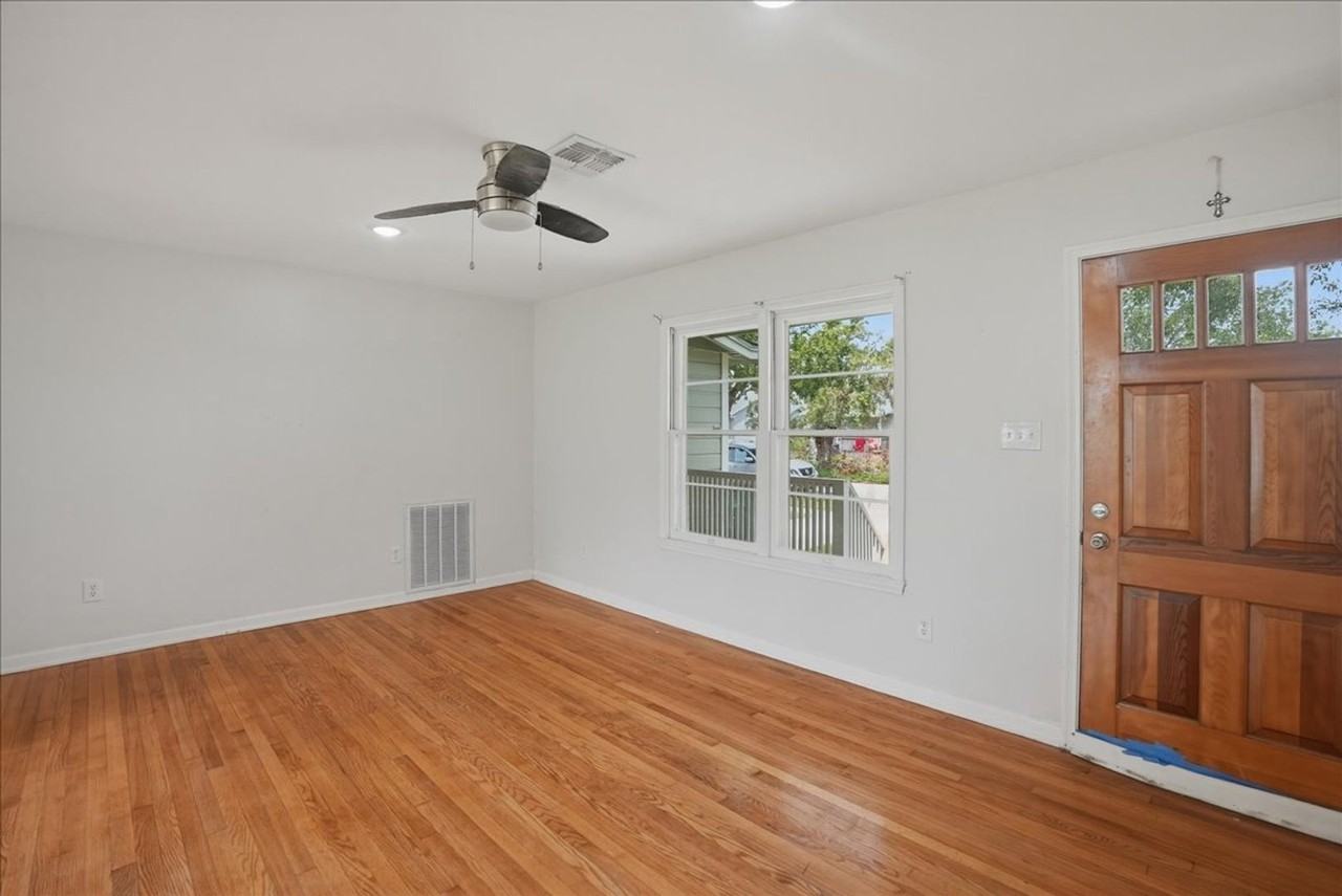 1049 Deforrest St - Photo 4 of 19