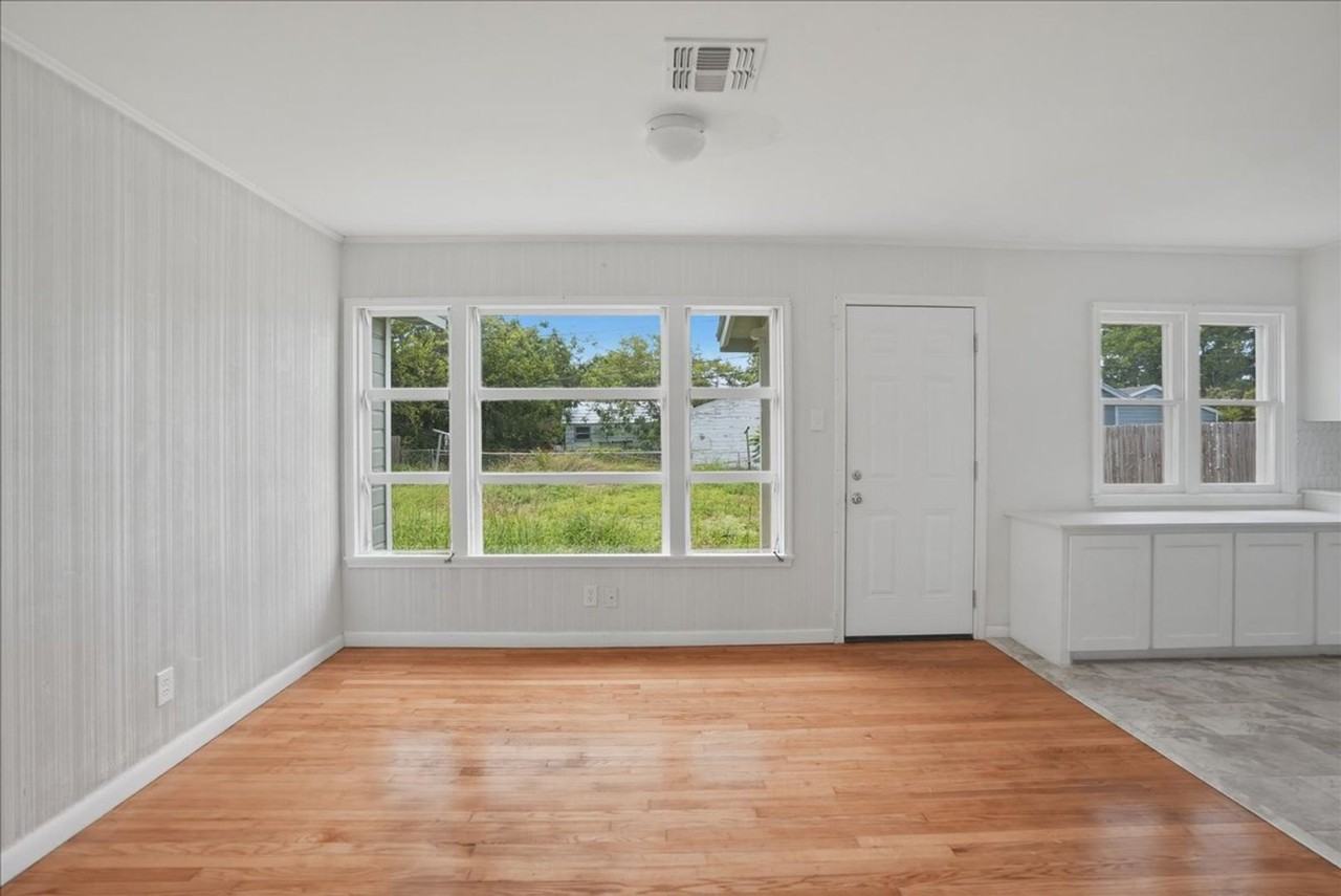 1049 Deforrest St - Photo 5 of 19
