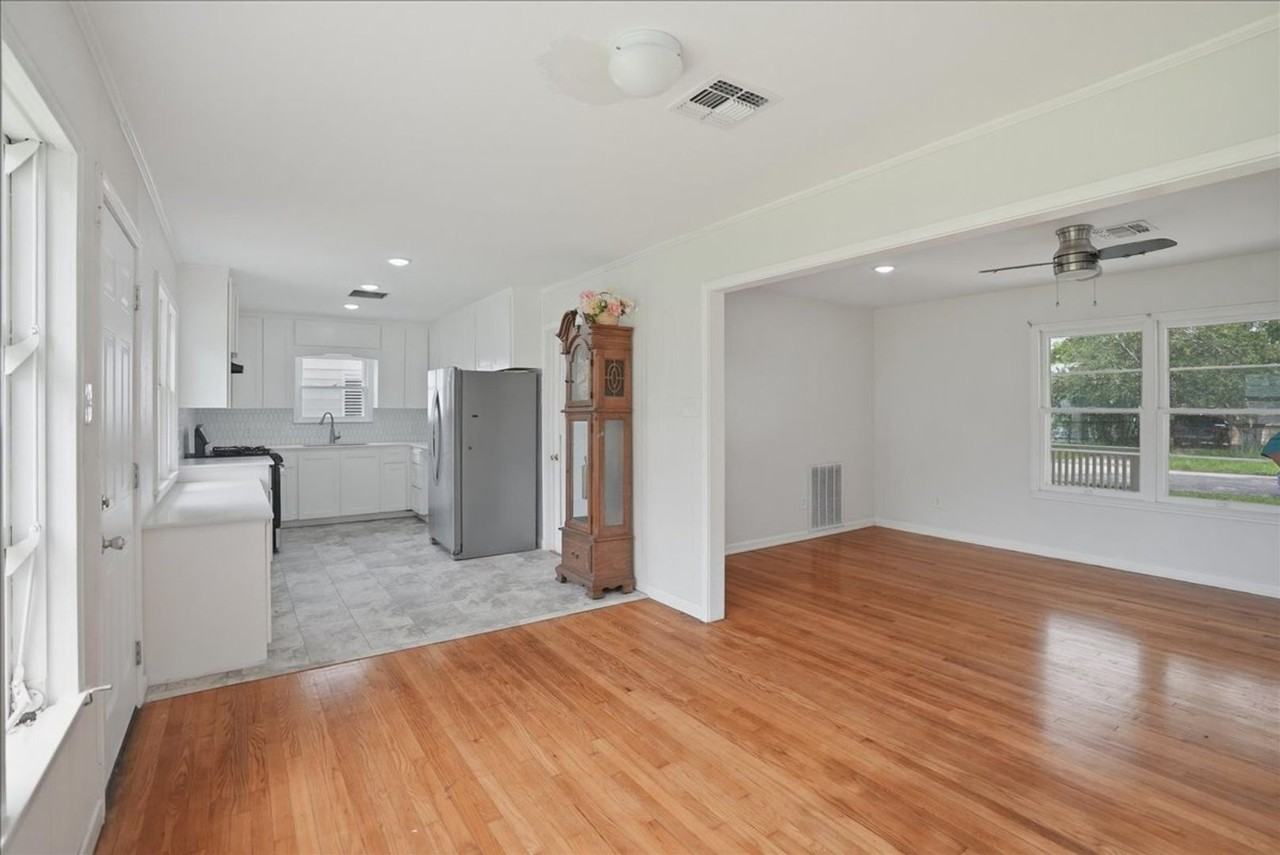 1049 Deforrest St - Photo 6 of 19