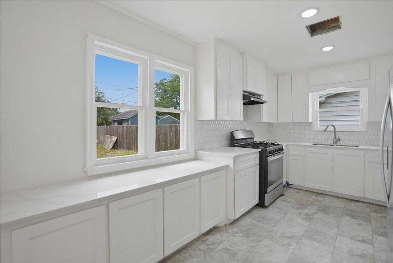 1049 Deforrest St - Photo 7 of 19