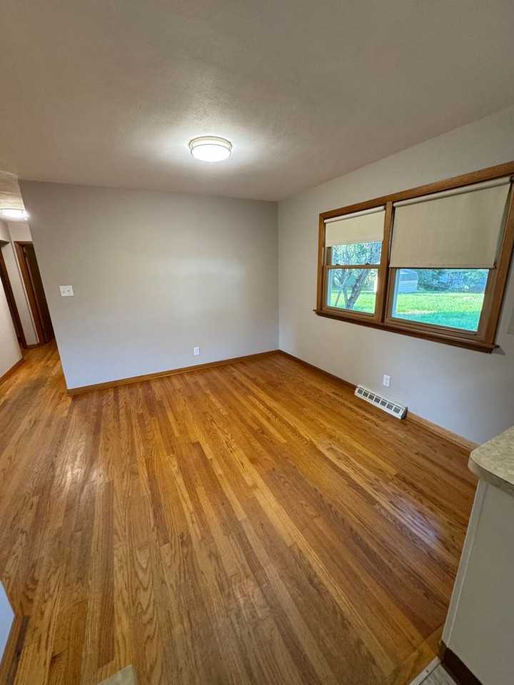 3040 Dallas Rd - Photo 5 of 12