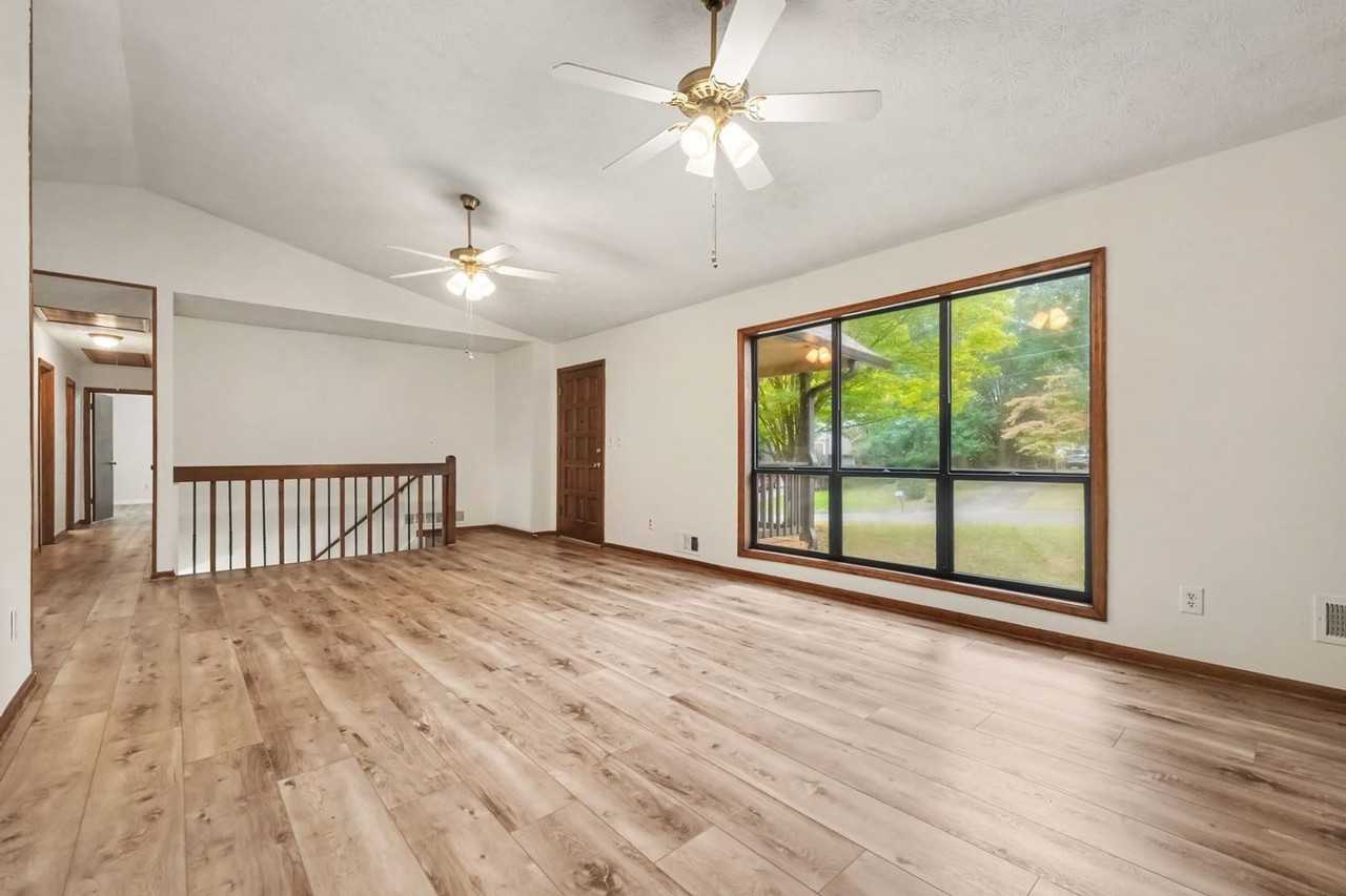 3963 Viewpoint Ct - Photo 6 of 27