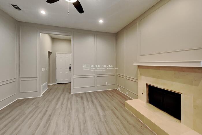 1100 Pin Oak Ln - Photo 4 of 20