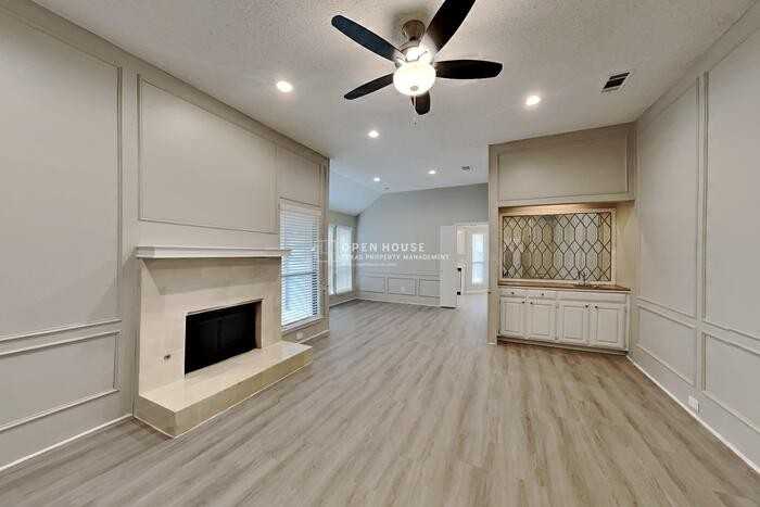 1100 Pin Oak Ln - Photo 5 of 20