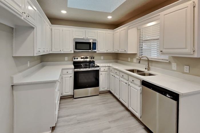 1100 Pin Oak Ln - Photo 6 of 20