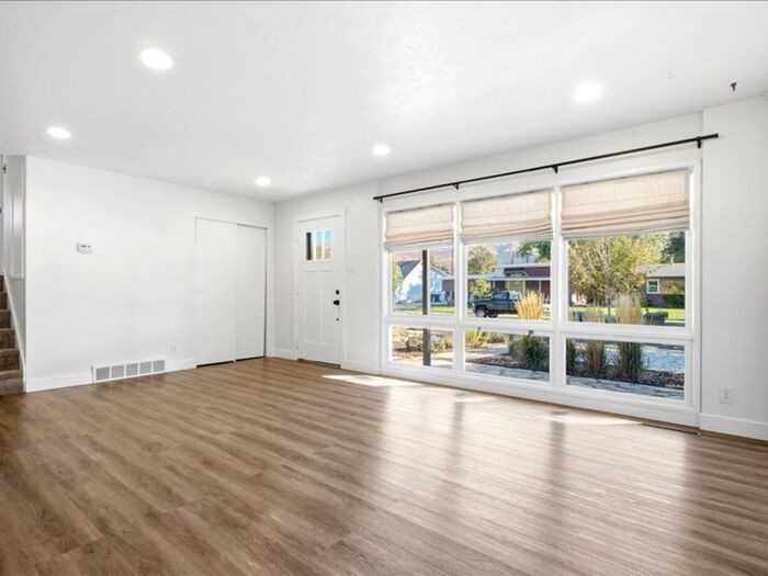 1305 N Oakley St - Photo 4 of 32