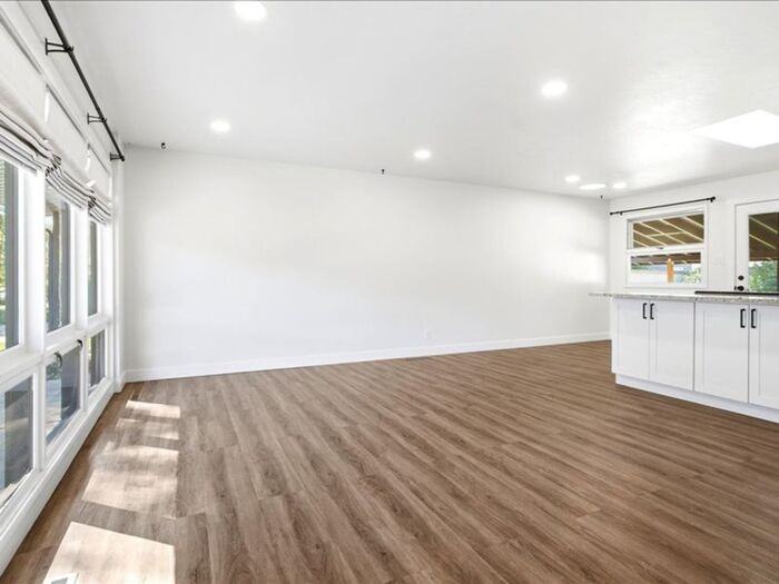 1305 N Oakley St - Photo 5 of 32