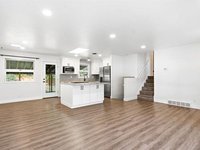 1305 N Oakley St - Photo 6 of 32