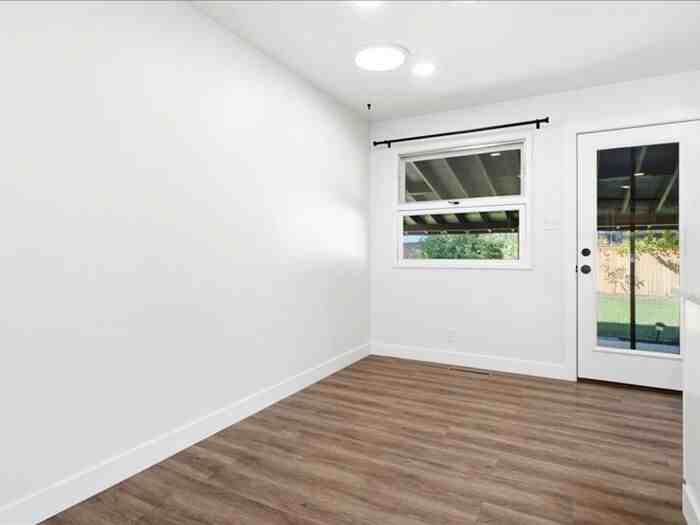 1305 N Oakley St - Photo 7 of 32