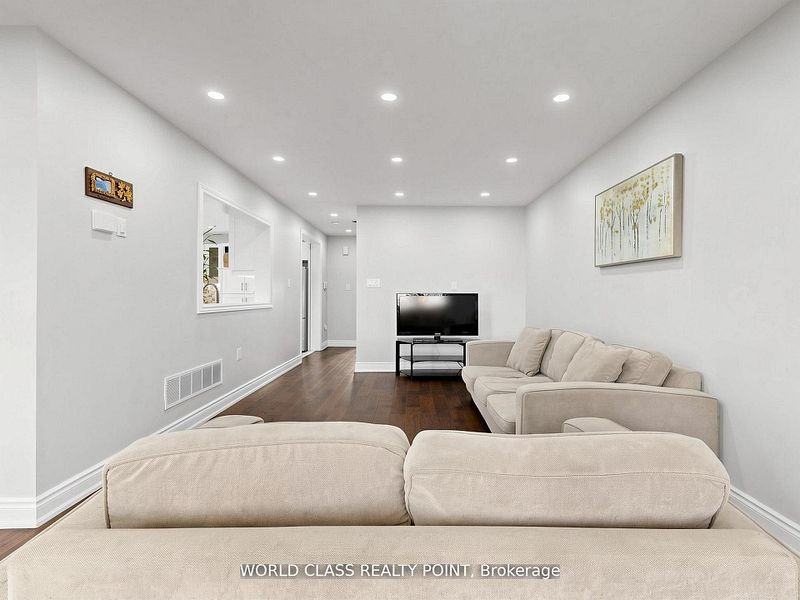 1638 Norwill Crescent - Photo 4 of 15