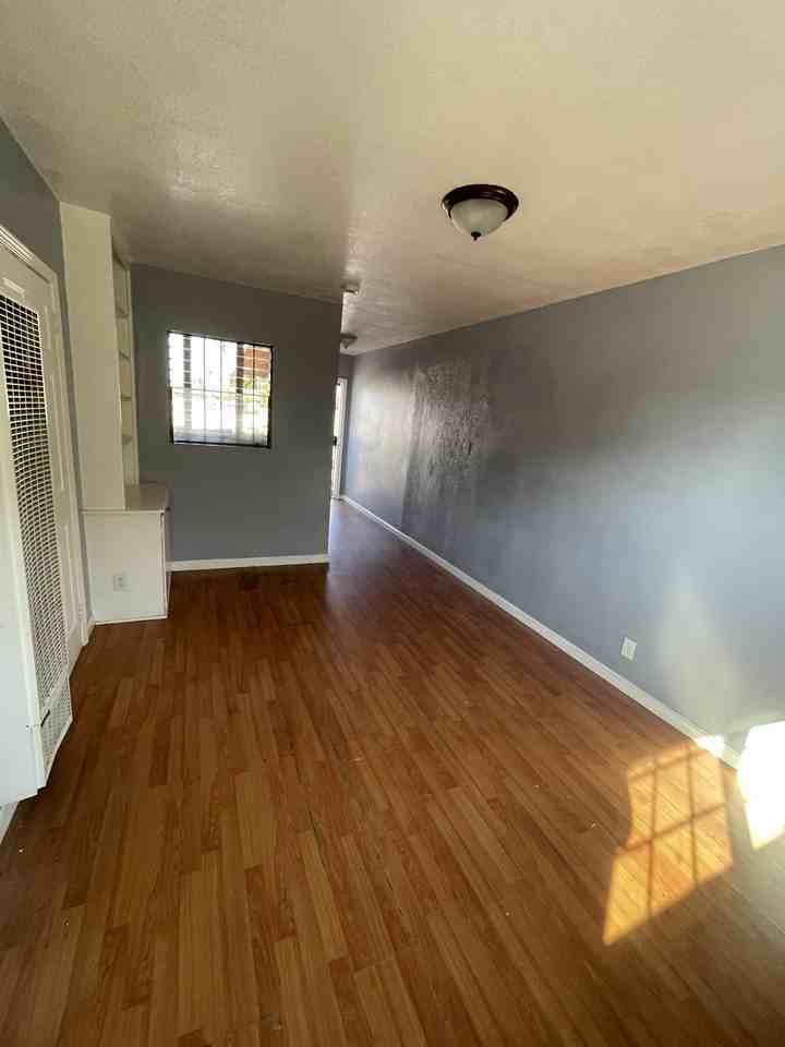 740 W 82nd St #4 - Photo 2 of 7