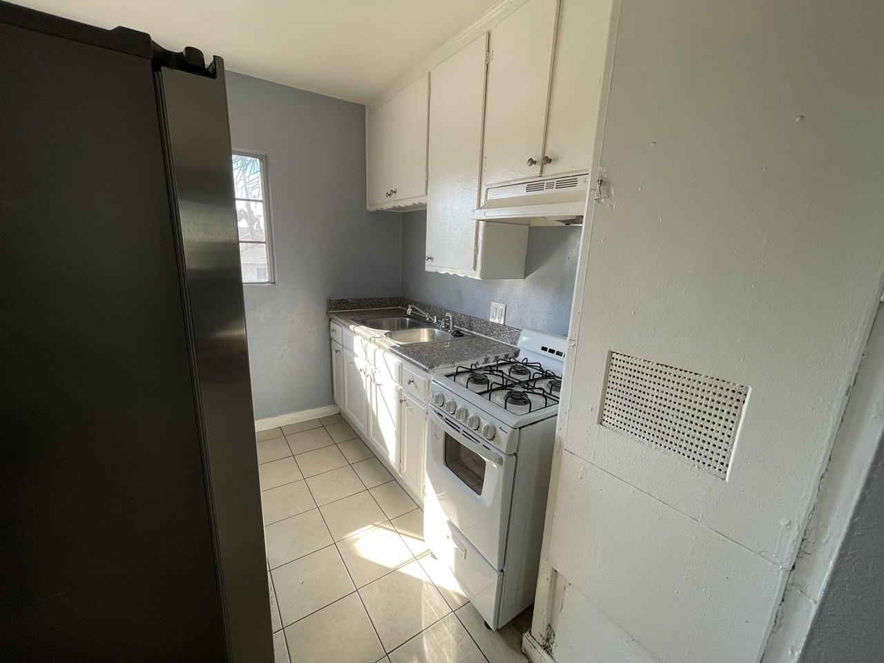 740 W 82nd St #4 - Photo 4 of 7