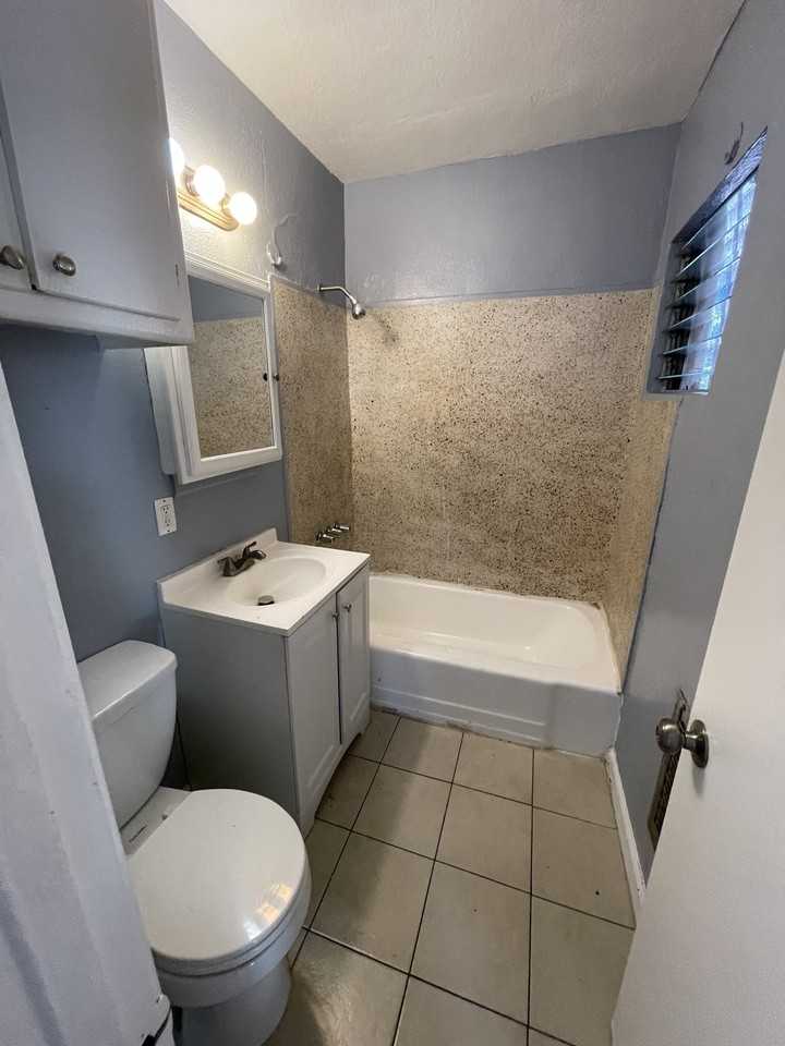 740 W 82nd St #4 - Photo 5 of 7
