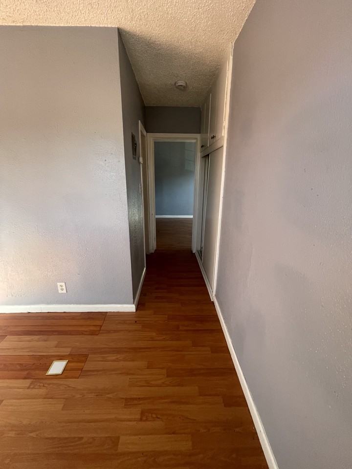 740 W 82nd St #4 - Photo 6 of 7