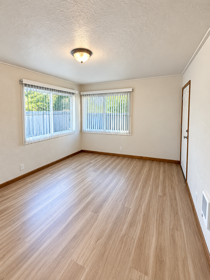 1495 E Santiam St #1495 - Photo 2 of 7