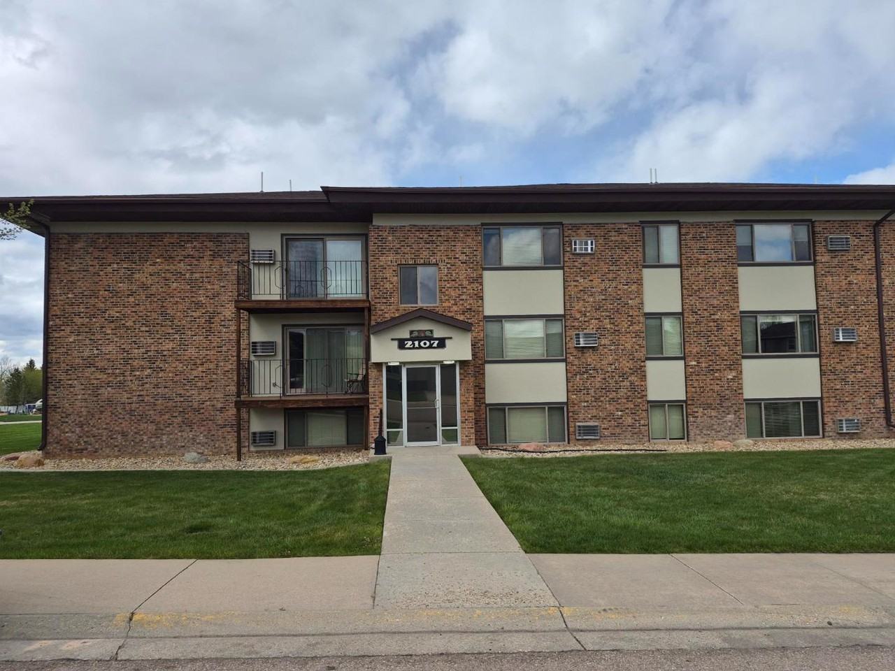 Summit View Apartments - Photo 3 of 10