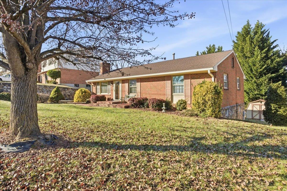 3003 Glenmont Dr - Photo 4 of 11