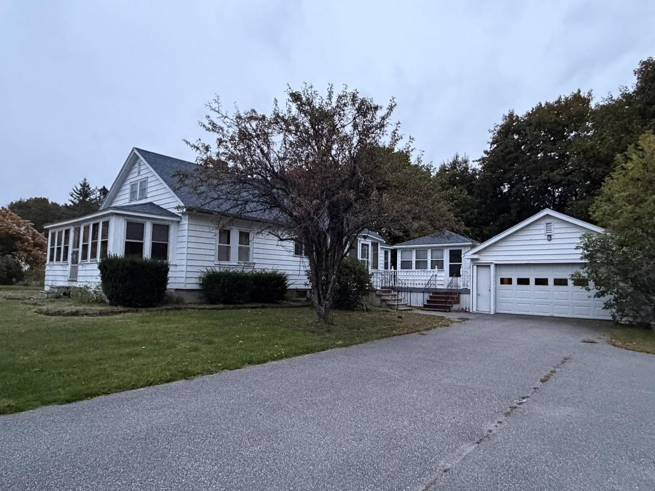 227 Windsor St - Photo 2 of 20