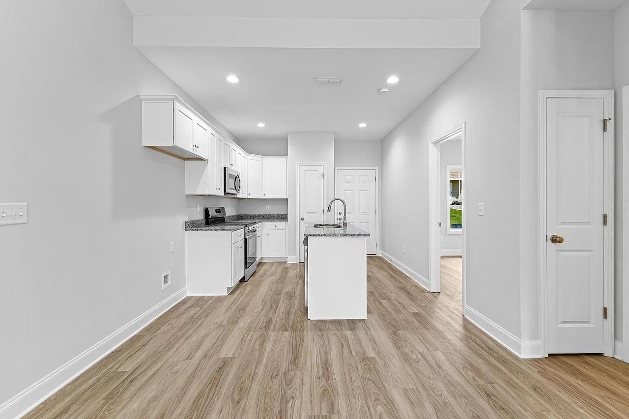 205 Lenox Cir - Photo 4 of 11