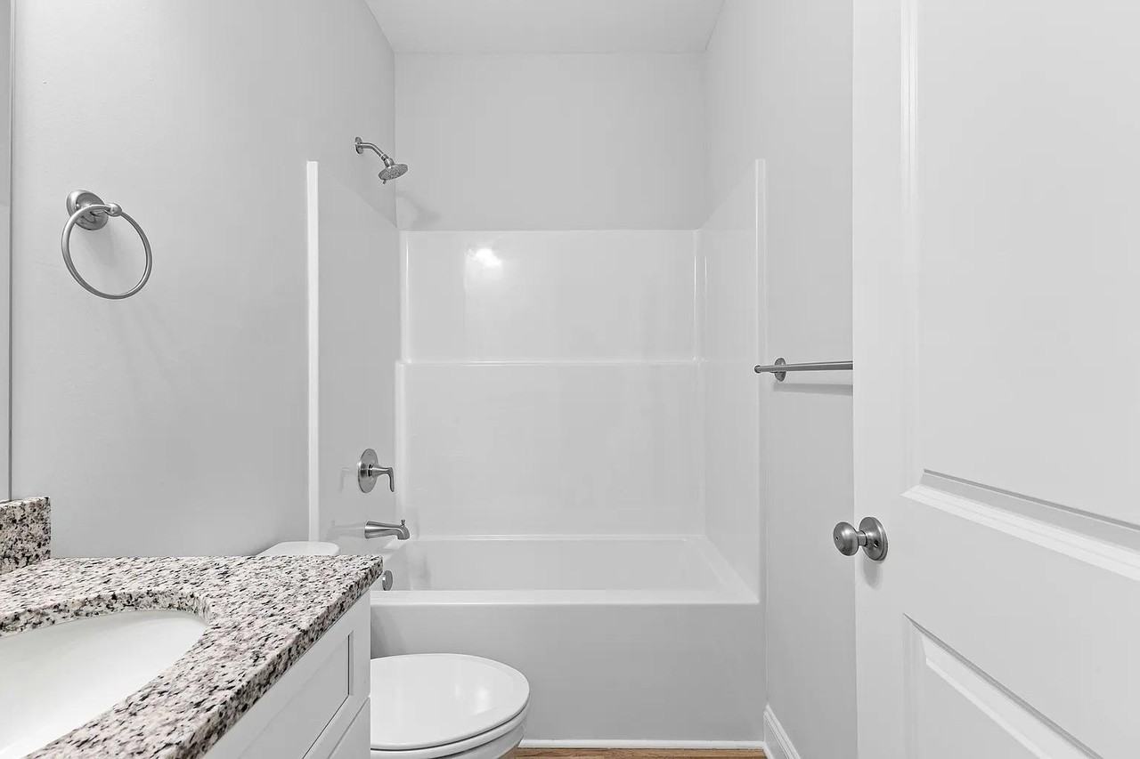 205 Lenox Cir - Photo 5 of 11