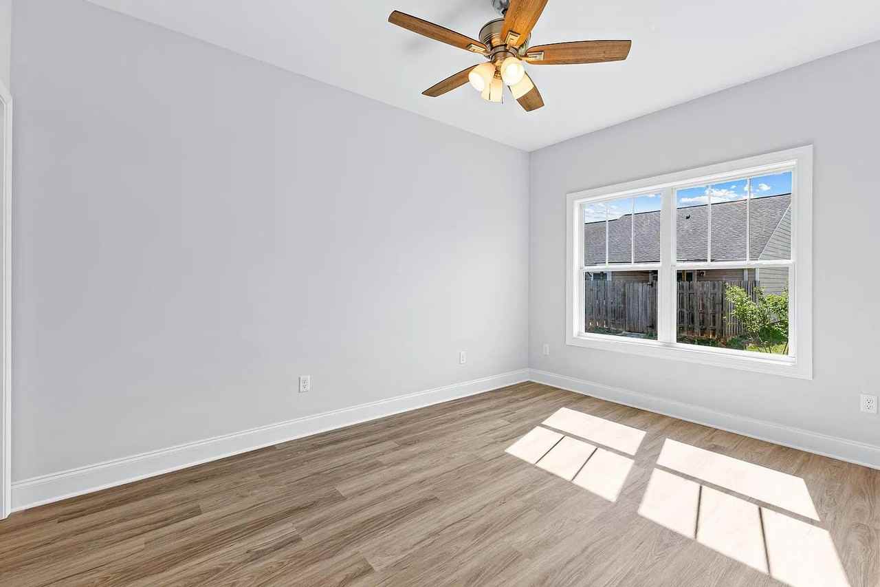 205 Lenox Cir - Photo 7 of 11