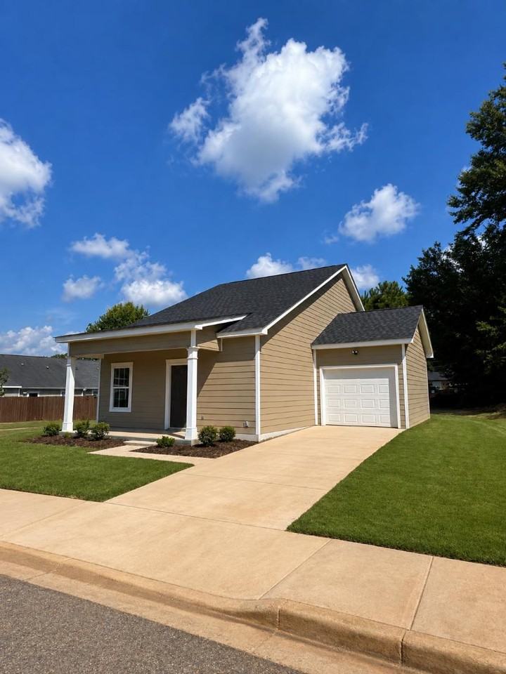 236 Lenox Cir - Photo 2 of 11
