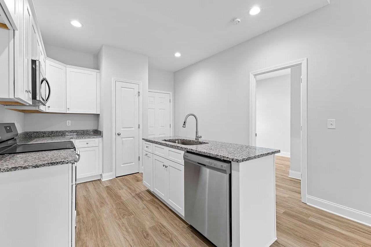 236 Lenox Cir - Photo 4 of 11