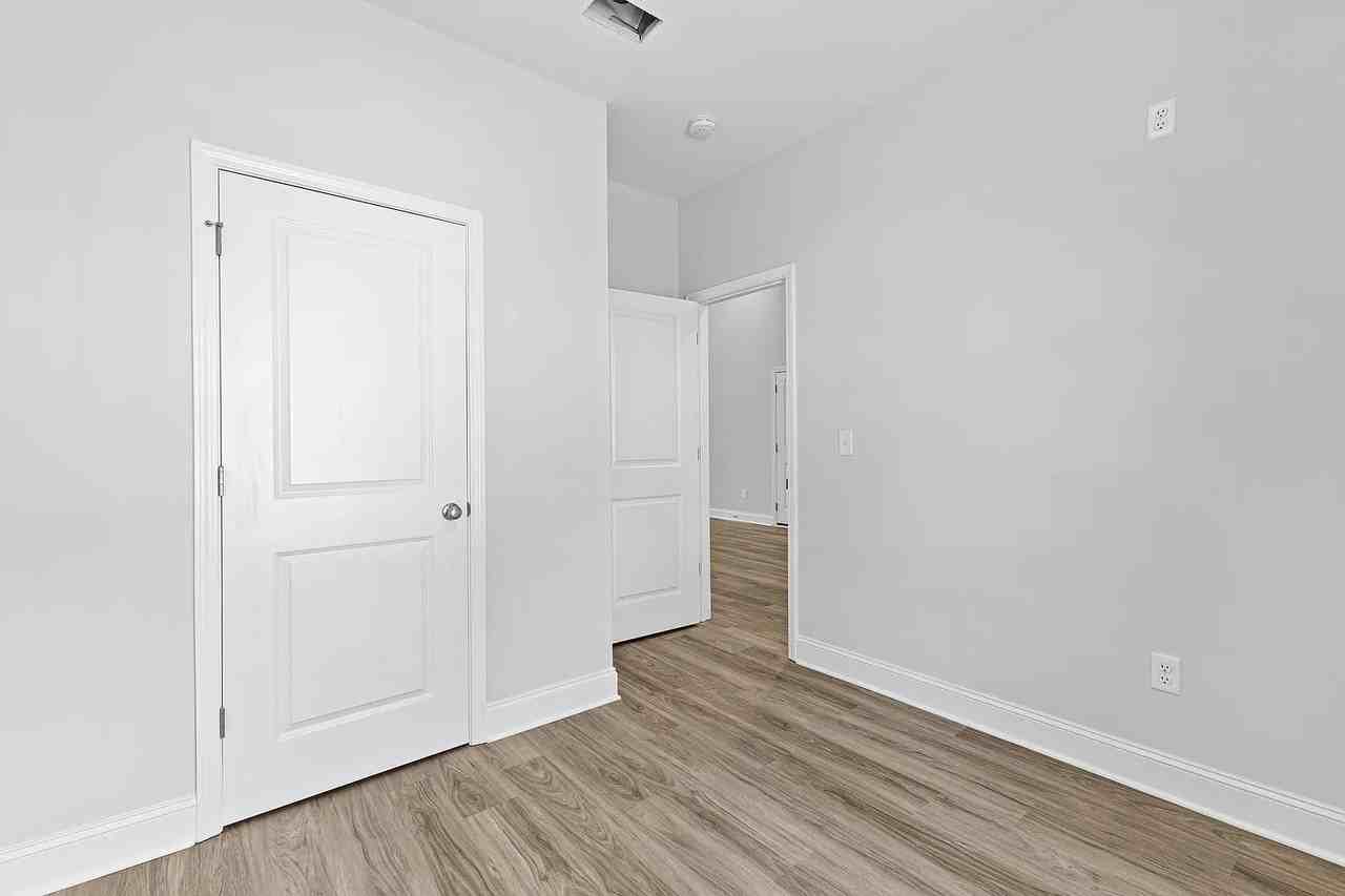 236 Lenox Cir - Photo 5 of 11
