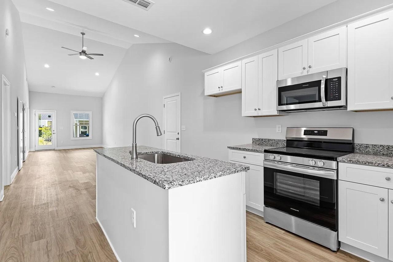 236 Lenox Cir - Photo 6 of 11