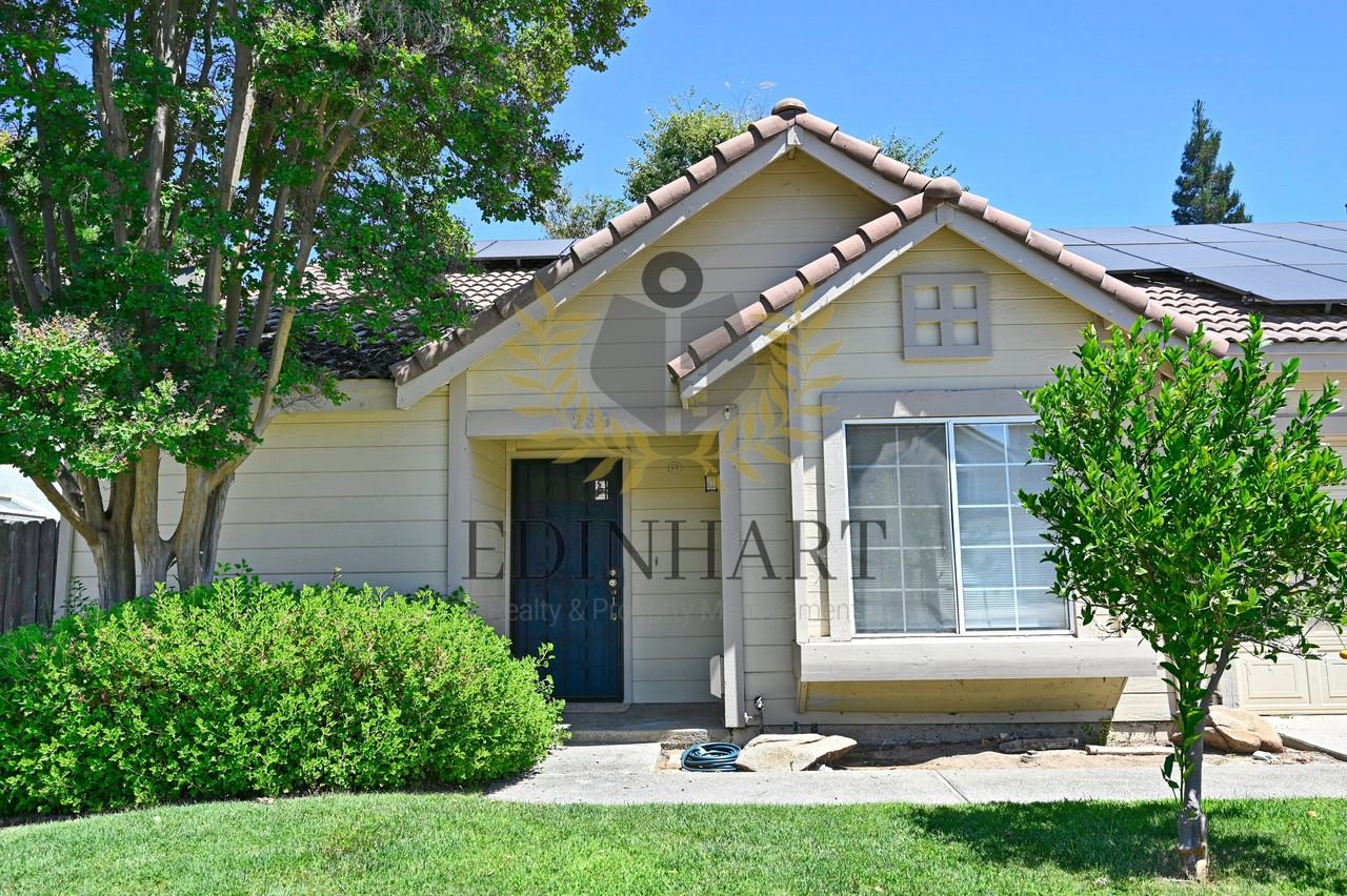 239 W Fallbrook Ave #1 - Photo 3 of 37