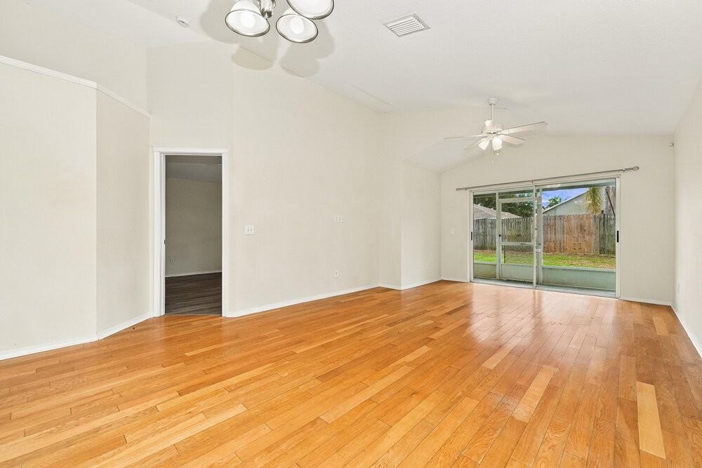 7623 Clovelly Park Pl - Photo 4 of 16