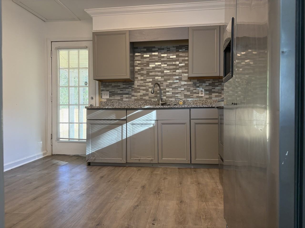 907 Gladstone St #1 - Photo 5 of 11