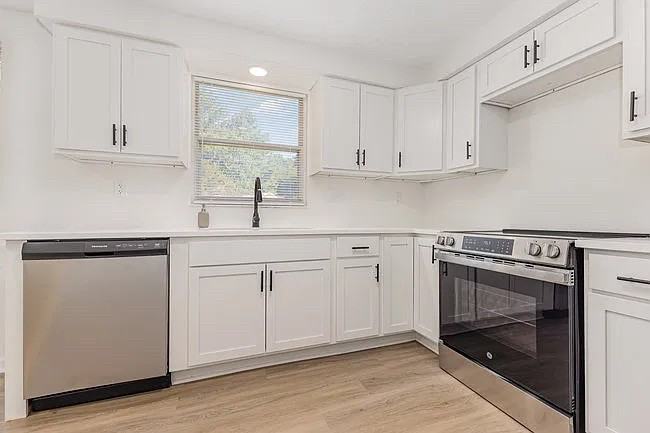 8915 Touchstone Ln - Photo 6 of 27