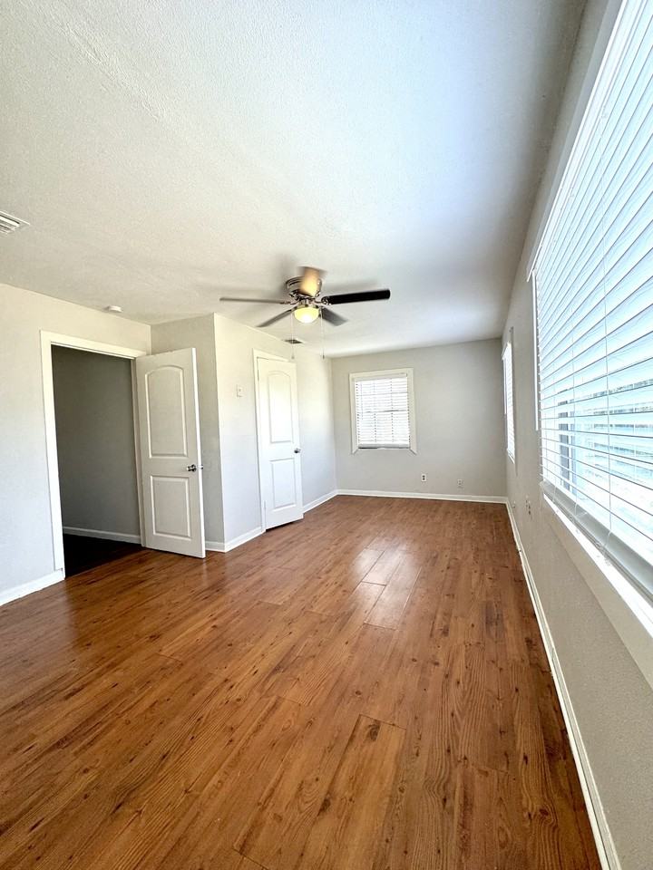 4628 Crockett St #1 - Photo 3 of 10