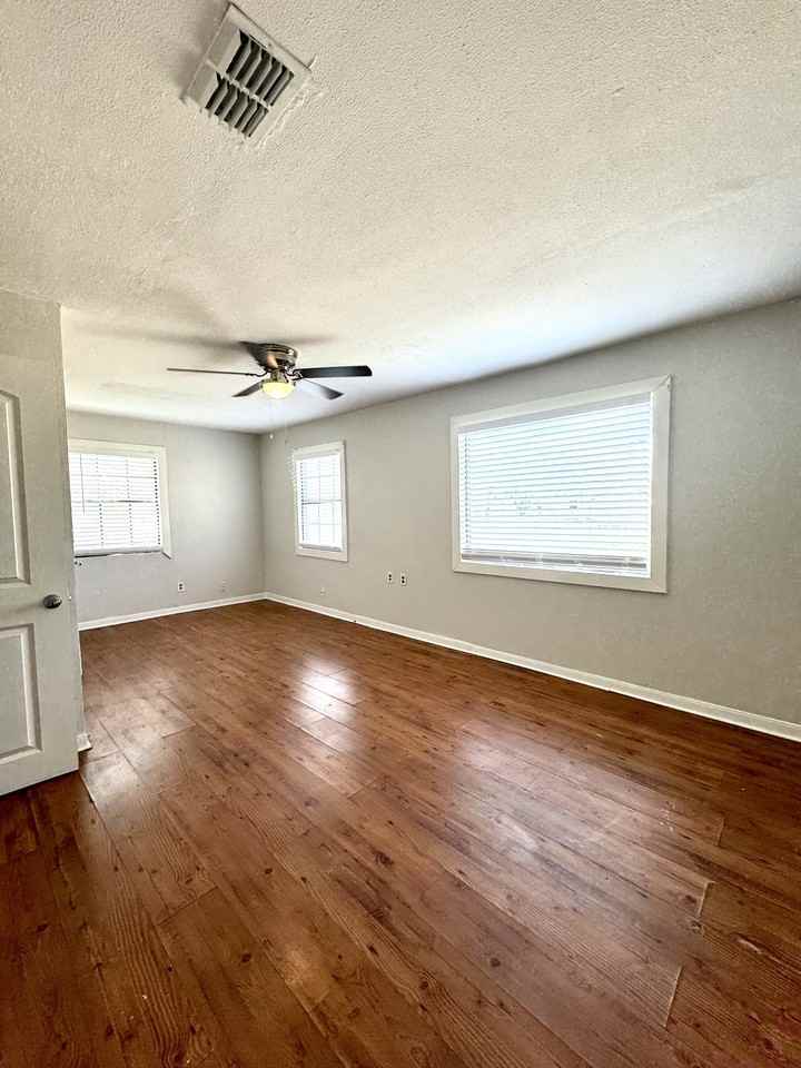 4628 Crockett St #1 - Photo 4 of 10
