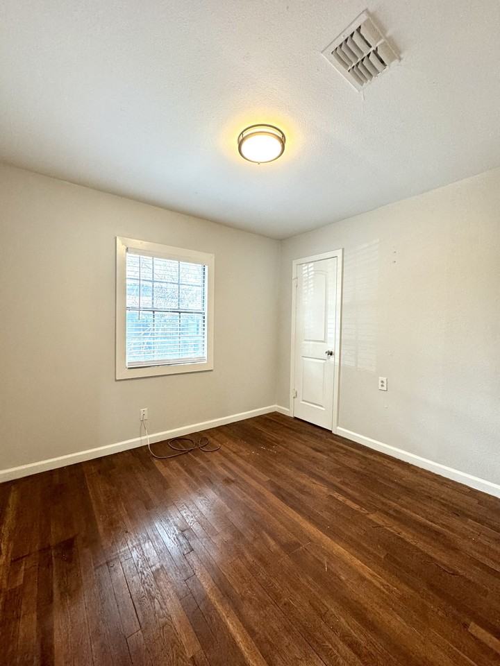 4628 Crockett St #1 - Photo 5 of 10