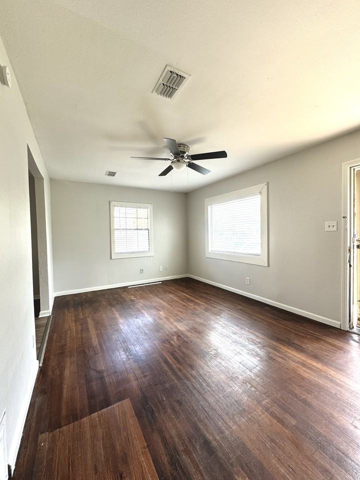 4628 Crockett St #1 - Photo 6 of 10