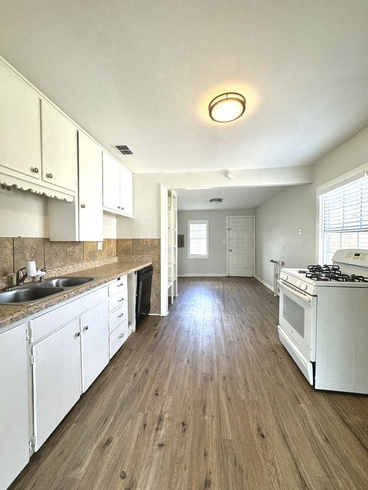 4628 Crockett St #1 - Photo 7 of 10