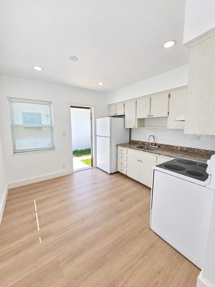1929 Roosevelt St #2 - Photo 7 of 9