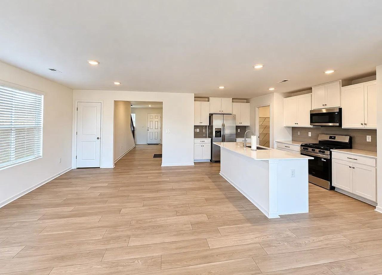 183 Crewe St #1 - Photo 6 of 27