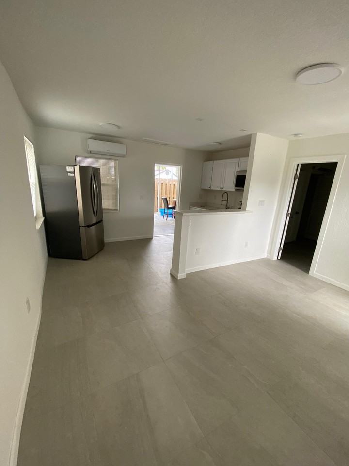 538 28th St #1 - Photo 4 of 13