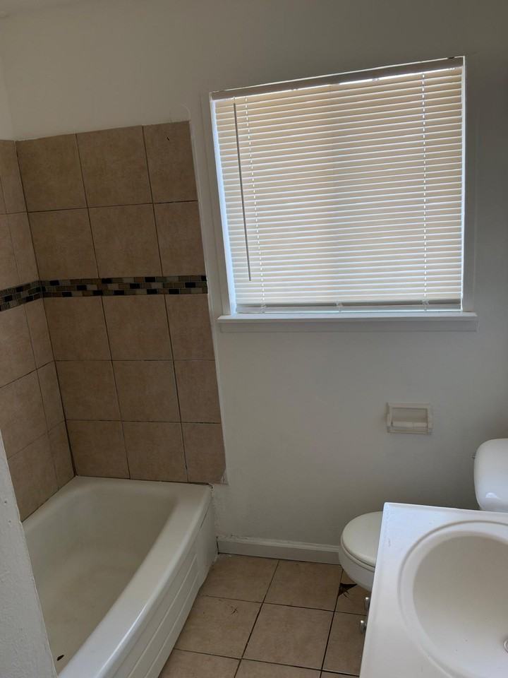 426 Nw 54th St #27 - Photo 3 of 10